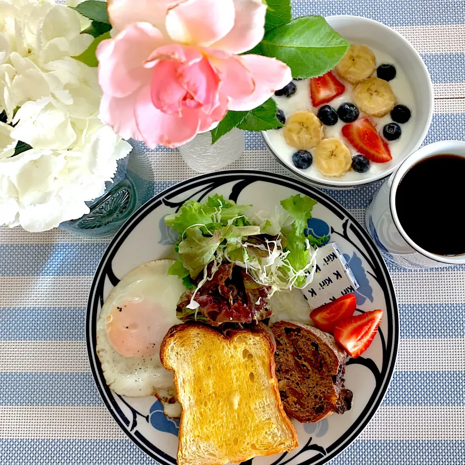 Snapdishの料理写真:花とモーニングプレート|あっちゃんさん