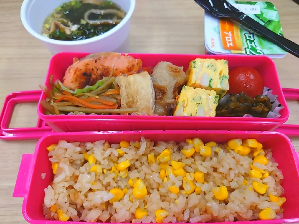 Snapdishの料理写真:★今日のお弁当★
❇️とうもろこしごはん
❇️焼き鮭
❇️お揚げさんと竹輪の煮物
❇️きんぴら
❇️カニカマとネギの玉子焼き|☆Chieco☆さん