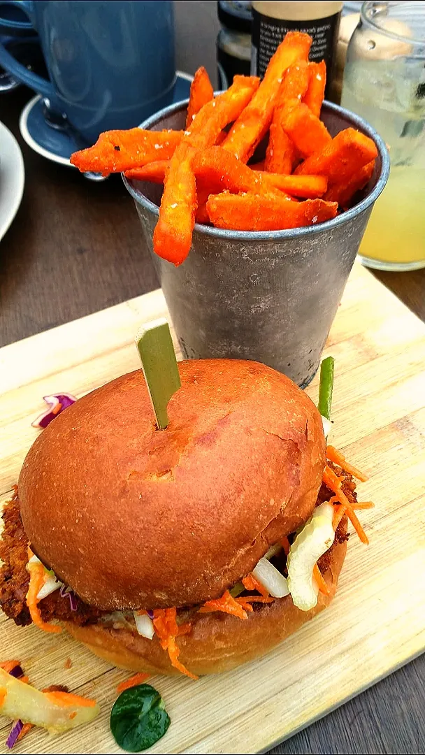 chicken burger with sweet potato fries
#simplytasty😋😉|BBさん