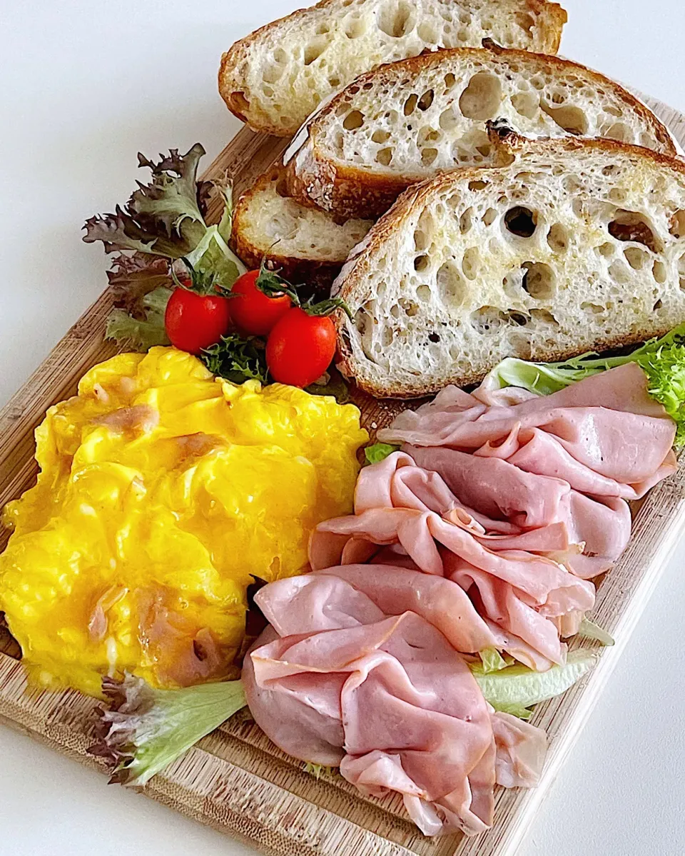 Creamy scrambled eggs with truffle ham and country sourdough|12Dragonさん