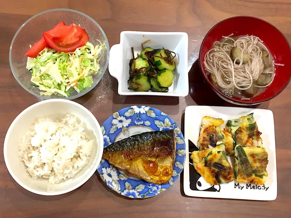 Snapdishの料理写真:塩鯖 ニラチヂミ なすの煮麺 きゅうりの塩昆布和え サラダ|おさむん17さん