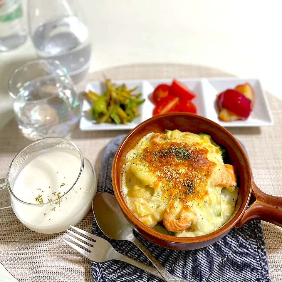 Snapdishの料理写真:6/28晩ご飯：鮭とアボカドの豆乳グラタン|ななみんさん