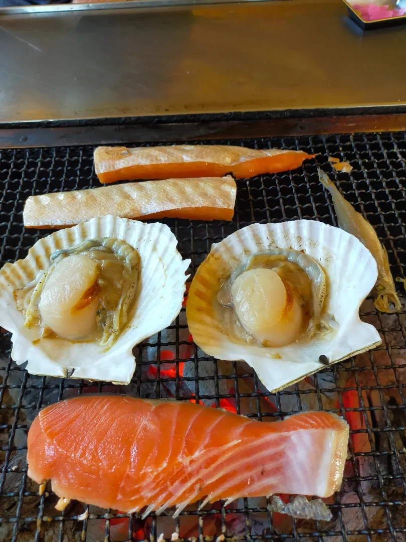 釧路　鮭番屋でホタテに鮭ハラスにトキシラズにシシャモ、炭火焼は美味いね|フージさん