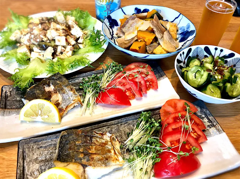 サワラのムニエル　ガパオチキン豆腐　南瓜と豚バラ肉の煮物　胡瓜のニンニク醤油和え|じゅんさんさん