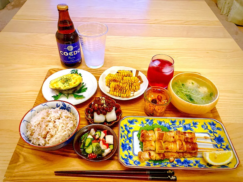 今日の夕食　豚バラネギ串　アボカドのピリ辛味噌マヨチーズ焼き　とうもろこしのバター醤油焼き　タコときゅうりと大葉とわかめの酢の物　にんじんとナッツのハニーマスタード和え　鶏団子と豆苗、春雨のスープ　もち麦ごはん　紫蘇ジュース　白玉餡団子|ふわ猫はなちゃんさん