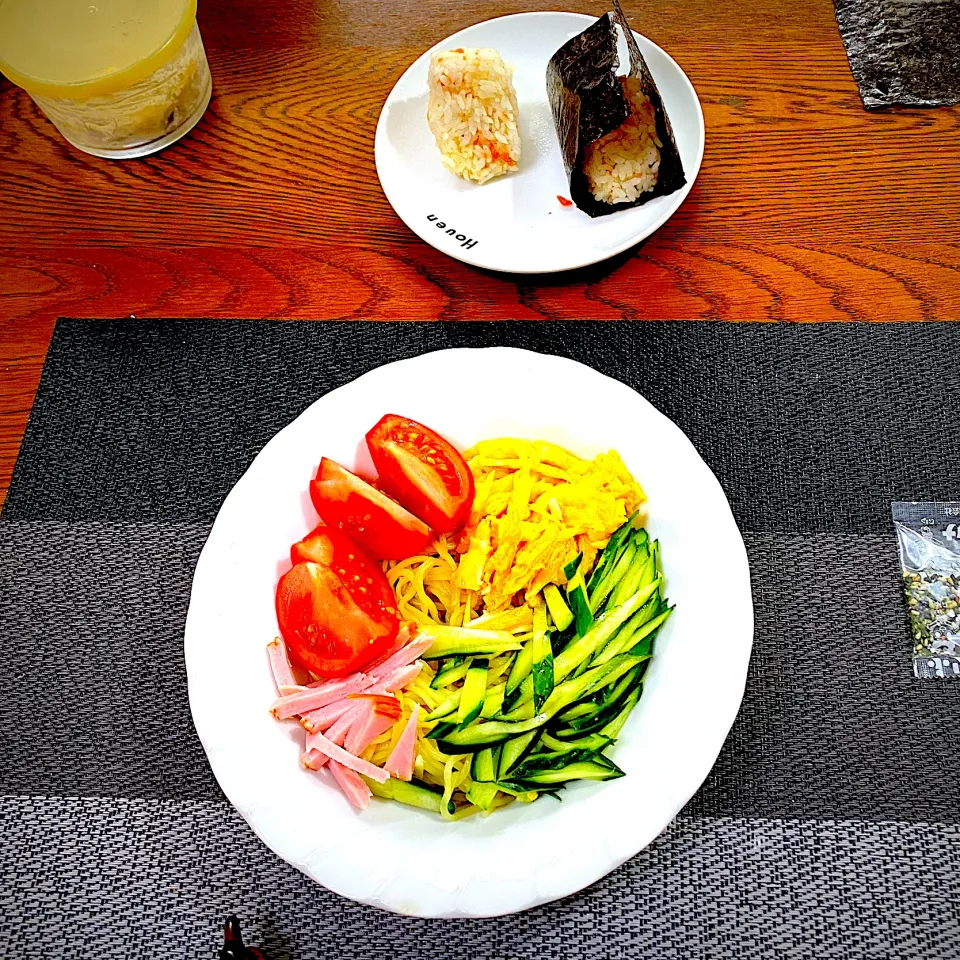 Snapdishの料理写真:冷やしラーメンと、シャケのおにぎり|yakinasuさん