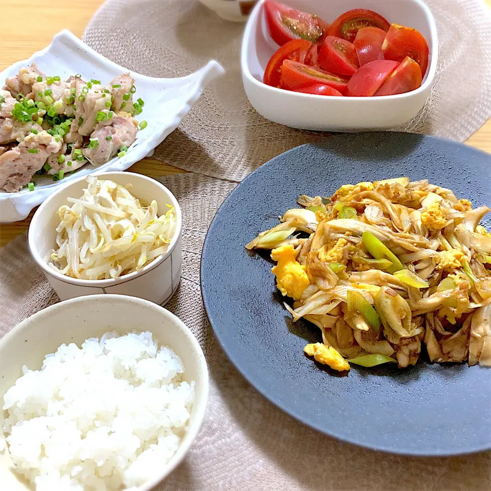 Snapdishの料理写真:ネギ塩だれチキン、卵と舞茸の中華風炒め、冷やしトマト|ツインうさぎさん