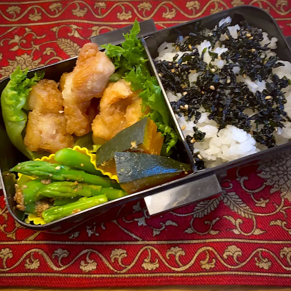 鶏の唐揚げと、アスパラの胡麻和えと、南瓜の麹甘酒煮と、紫蘇入りワカメご飯弁当|もえさん