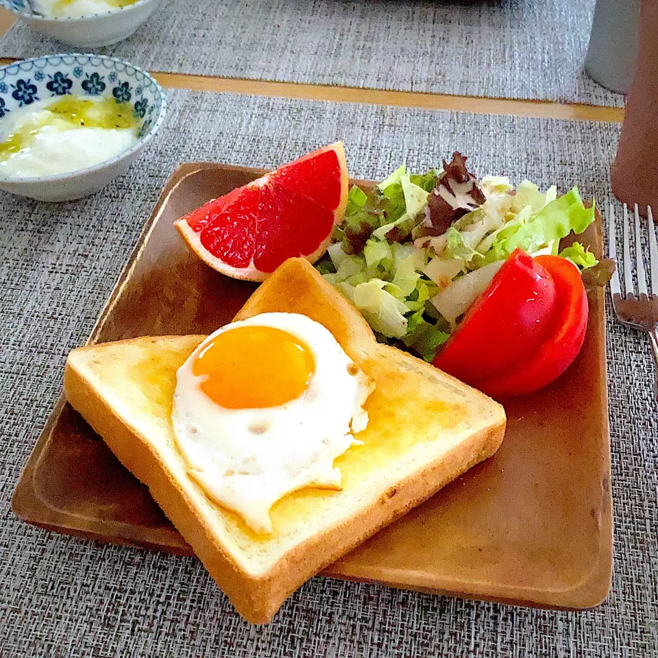 目玉焼きトーストで朝食|ツインうさぎさん