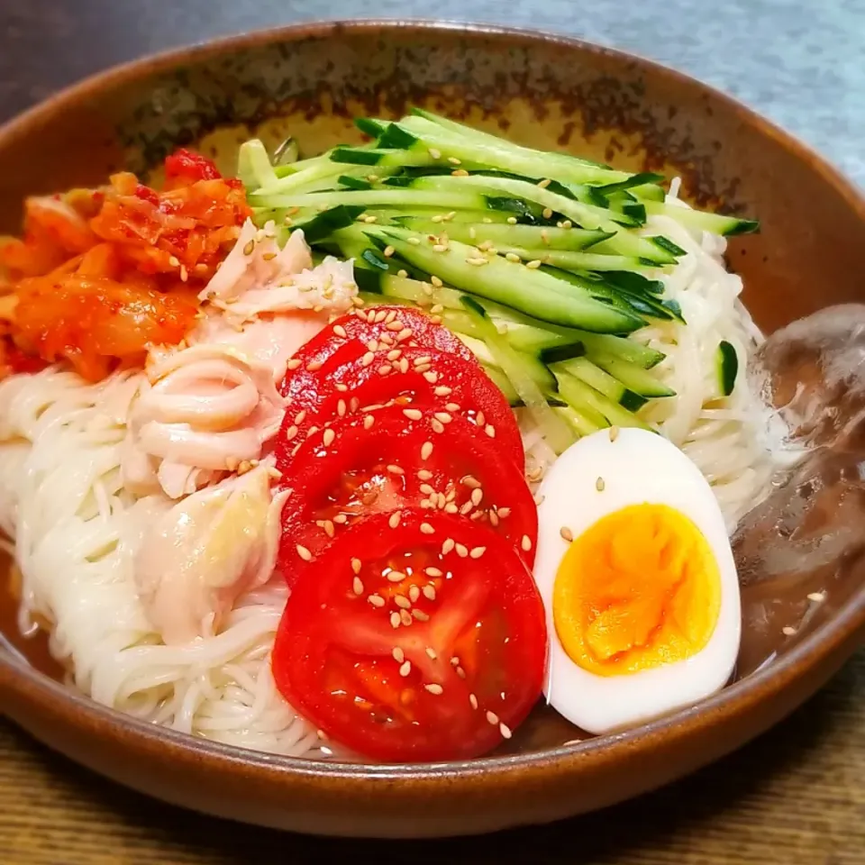 Snapdishの料理写真:ジメジメな日に💧冷麺風そうめん|ぱんだのままんさん