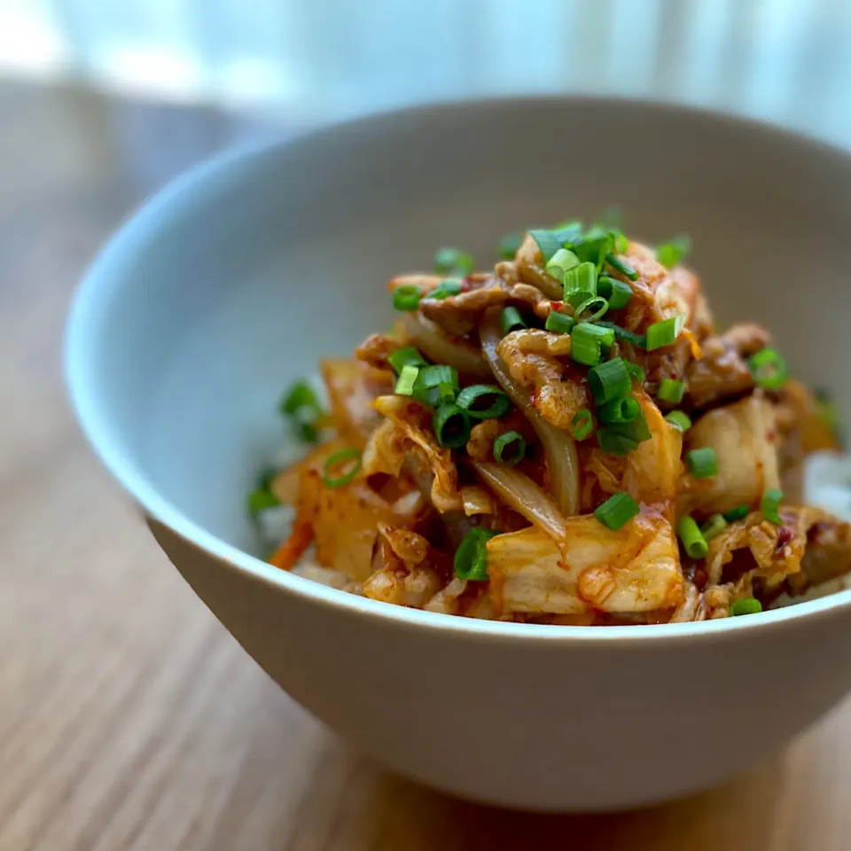 在宅ワークの今日は＊至高の豚キムチ丼！【リュウジのバズレシピ】|yu papaさん