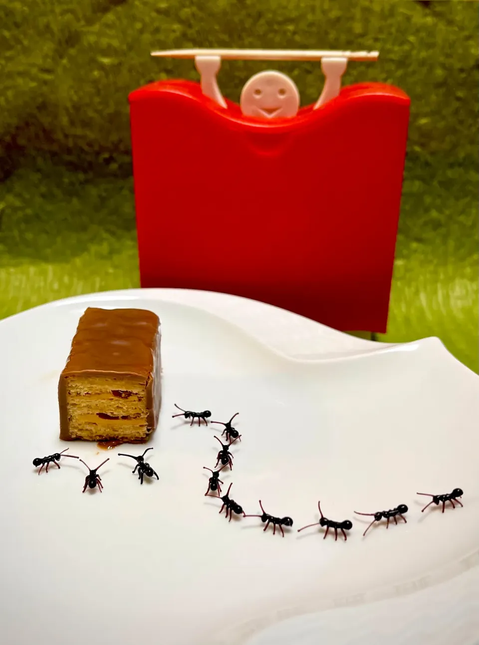 友達もビックリ‼️😳　　🐜 🐜 🐜懐かしいものを見つけたので遊んでしまいました。　　　　1cmにも満たないベネチアングラスの蟻さんたち。　ベネチアで見つけた宝物です。　　　小さなお土産を探していたら、店の人がおもむろに、店の奥から出してきてくれました。　技術に驚きです❣️|milanmilanさん