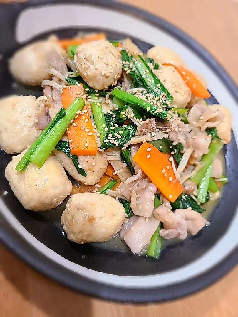 豚肉と小松菜と人参と肉団子のバター醤油炒め😋|みぽりん♪さん