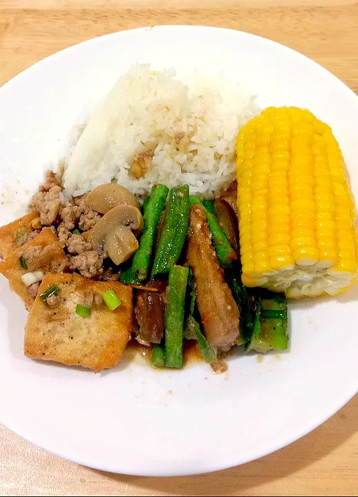 vege for dinner - Tofu stir fried with minced meat, Local mix vege, corn 
🌽🍆🍚|MeLicious Foodさん