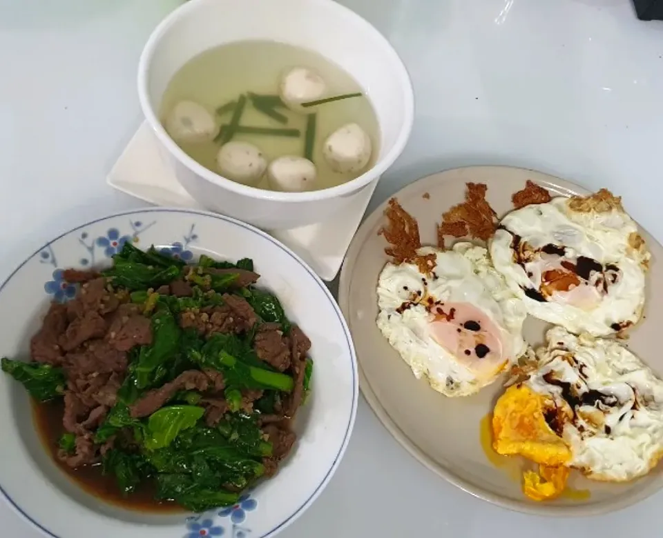 Snapdishの料理写真:Baby Kailan Stir Fry Black Pepper Beef 
Fried Eggs 
Fishball soup 🥰🤤😋💕👄
Dinner Rice 😋🤗🏡 29 June 2021|🌷lynnlicious🌷さん