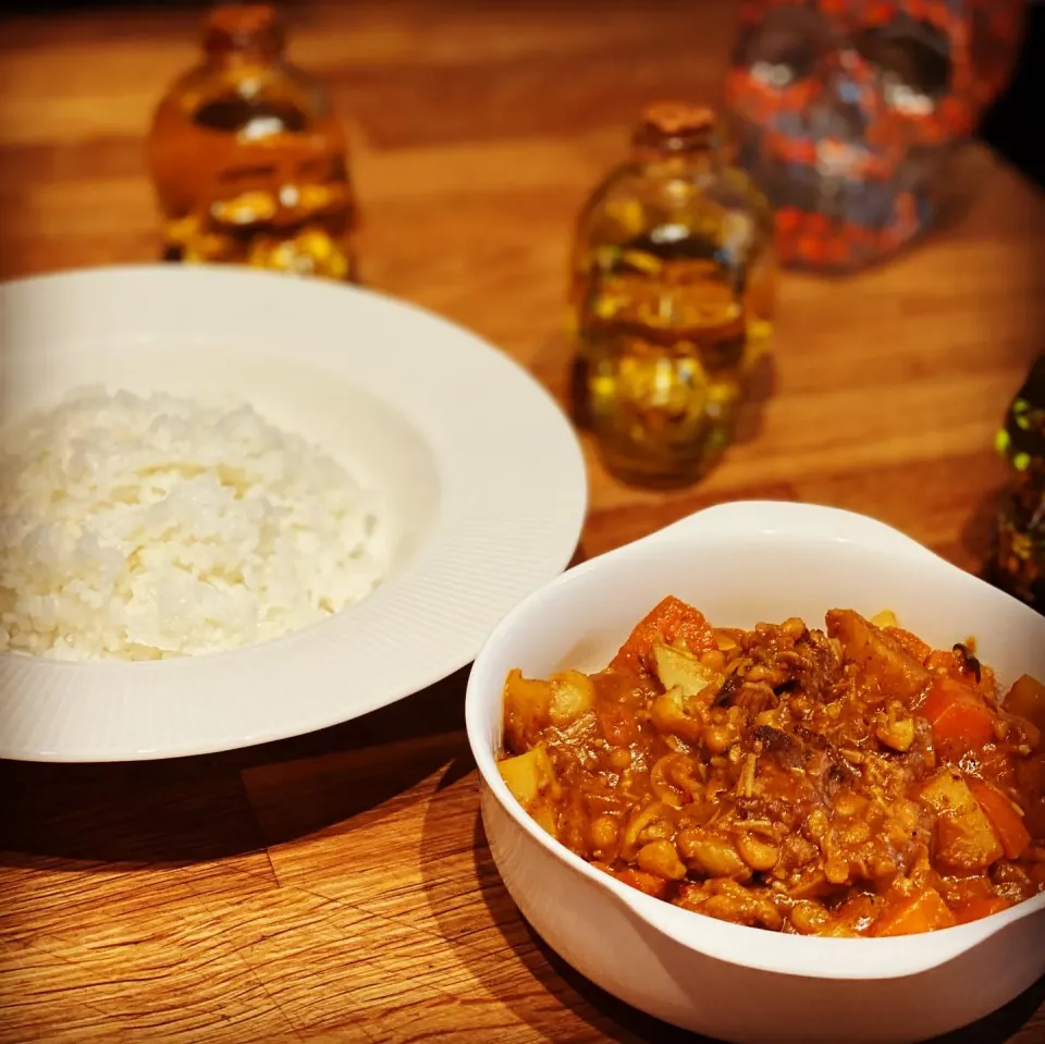 Lunch 
Homemade Hot & really Spicy Vegetable Curry with steamed rice 
Still on my vegetarian course 
At the moment 
#curry #vegetarian 
#rice #chefemanuel|Emanuel Hayashiさん