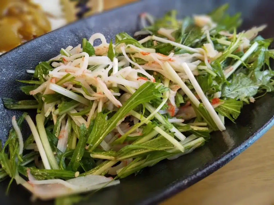 Snapdishの料理写真:水菜とカニかまのにんにく風味サラダ|めめさん