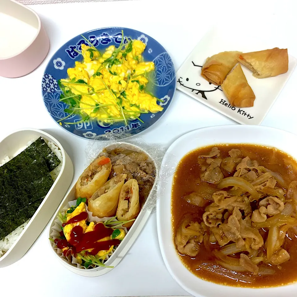 Snapdishの料理写真:豚と玉ねぎ炒め煮たやつ・豆苗入りスクランブルエッグ・春巻き|sayaさん