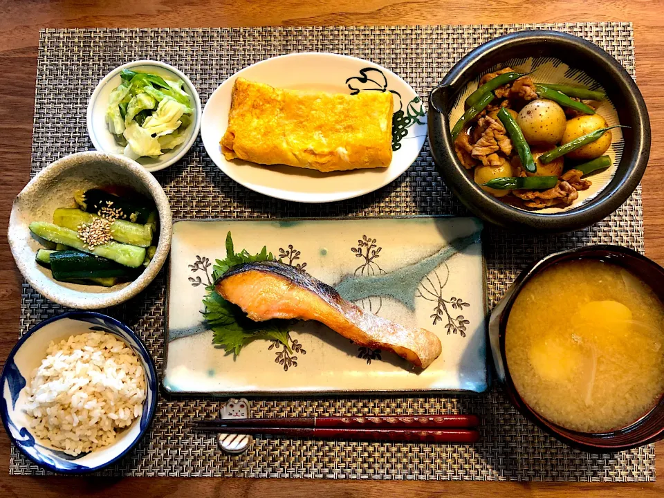 焼鮭と新じゃが煮っころがし朝御膳🍚|saoricocoさん