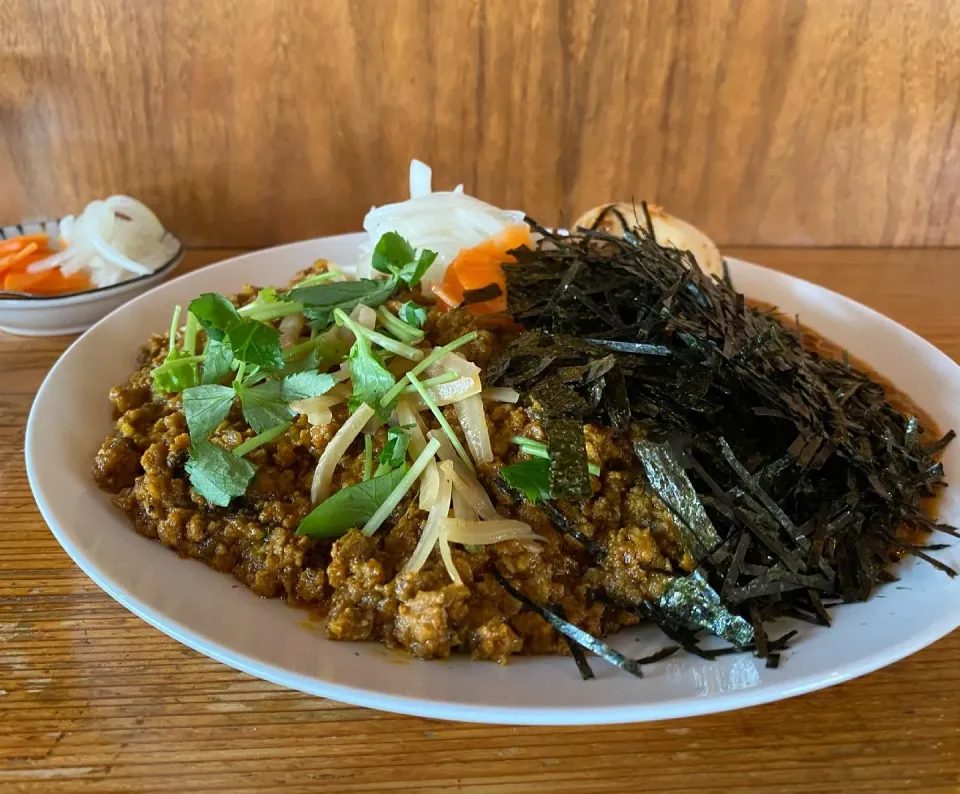 キーマ4と極辛キーマクラシックのりだくのあいがけ🍛🔥、味玉トッピング🥚、ピクルスマシマシ🥒|buhizouさん