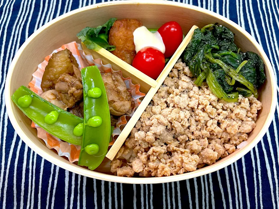 Snapdishの料理写真:鶏肉とナスの炒め、そぼろご飯🍱|なお🅿️さん