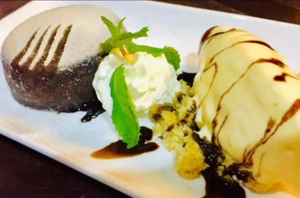 Chocolate lava cake with vanilla ice cream 

เค้กยั่วๆ มาแล้วจร้าาา #เค้กช็อคโกแลตลาวา 🍮🍮
ช็อคโกแลตเข้มข้น เนื้อเค้กนุ่มละมุน มีลาวาช็อคโกแลต ไหลเยิ้มออกมา เส|Aek Sakaewさん