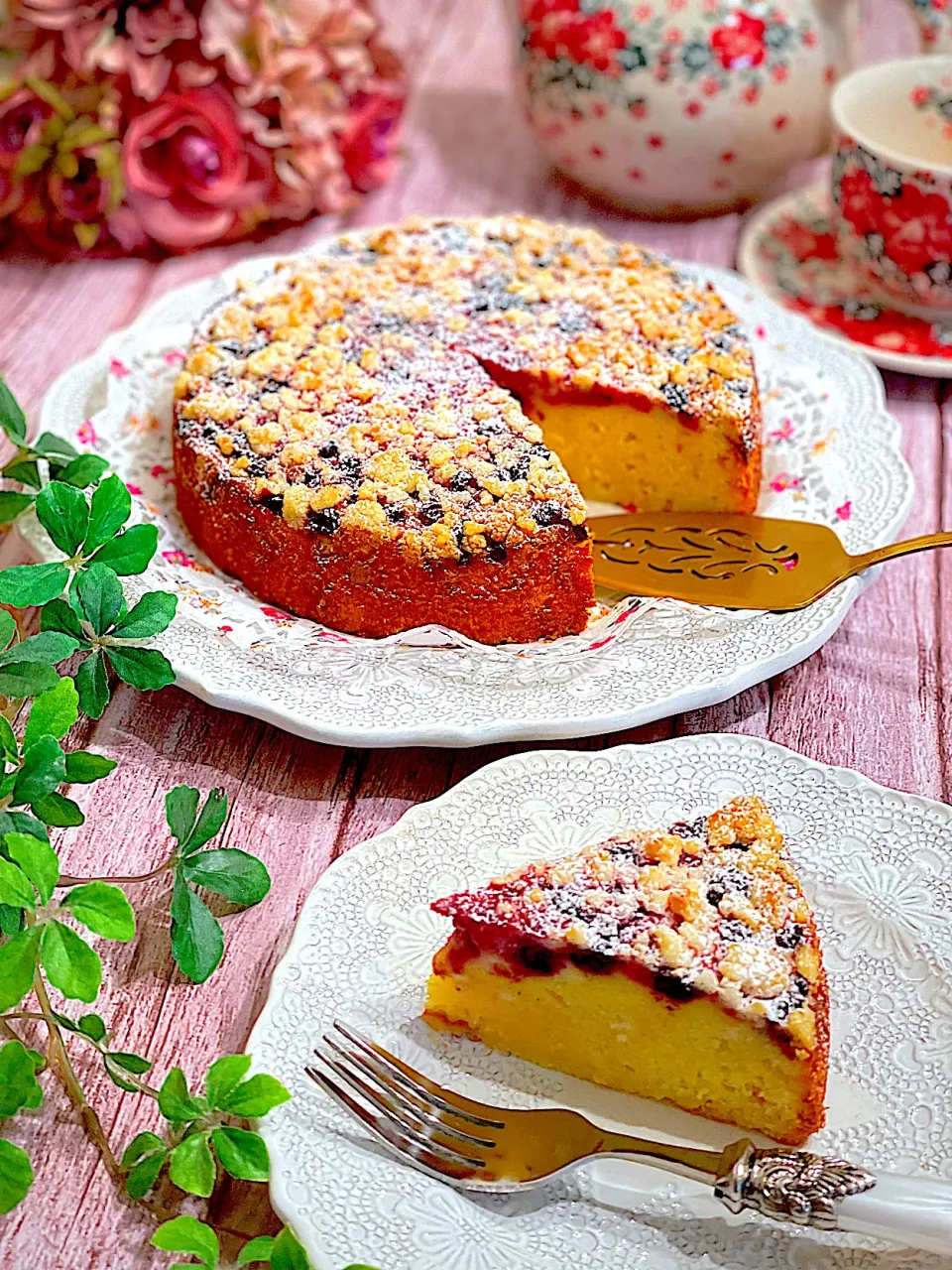 クリームチーズとホワイトチョコのパウンドケーキ🥰トッピングはミックスベリーとクランブル✨チーズケーキのようなパウンドケーキのようなケーキ🧁|AXさん