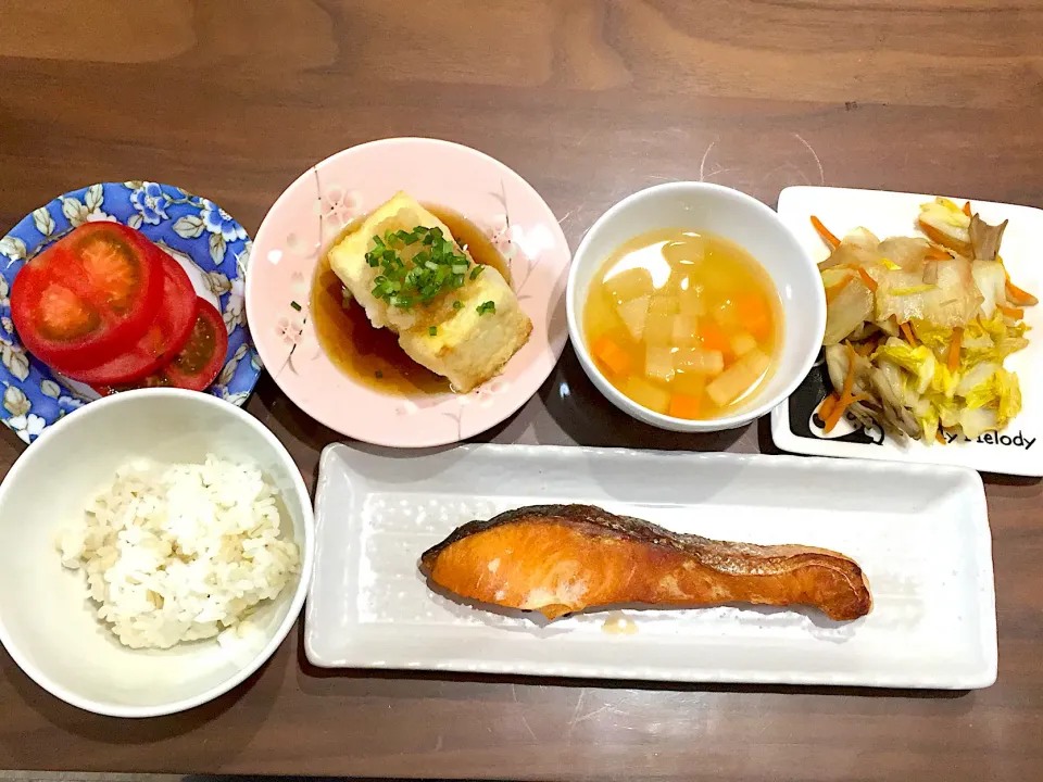 焼き鮭 白菜と舞茸のオイスター炒め 大根と人参のコンソメスープ 揚げ出し豆腐 冷やしトマト|おさむん17さん