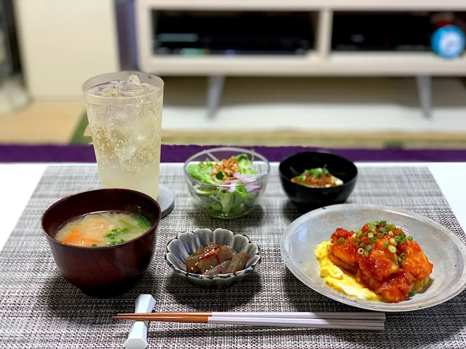 ばんごはん。ささみチリ、蒟蒻のピリ辛炒め、じゃこ奴、サラダ、お味噌汁。|yukiさん