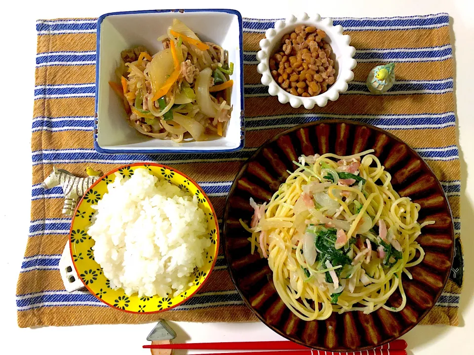 Snapdishの料理写真:✳︎水菜とベーコンの塩麹パスタ✳︎豚肉の野菜炒め✳︎納豆|syamさん