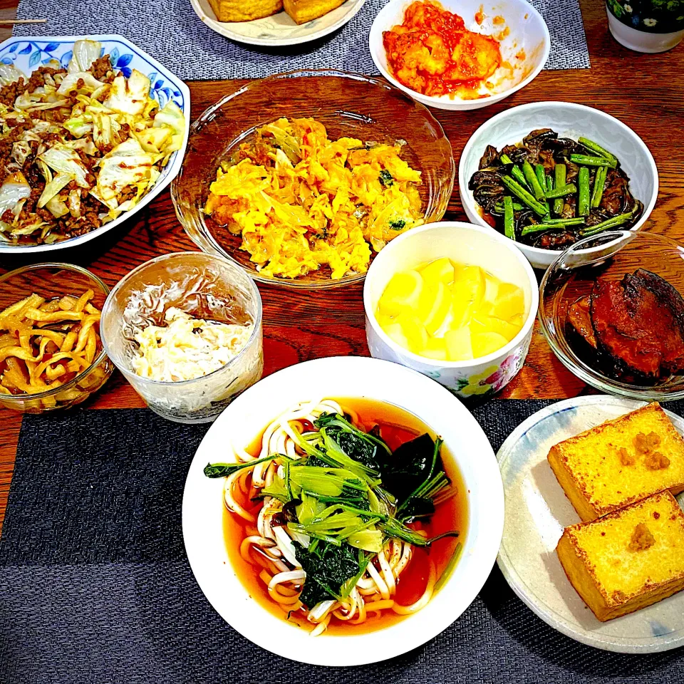 肉味噌キャベツ、かき揚げ天と玉ねぎの卵綴じ、残り物のうどん、南瓜、エビチリ、常備菜、漬物|yakinasuさん