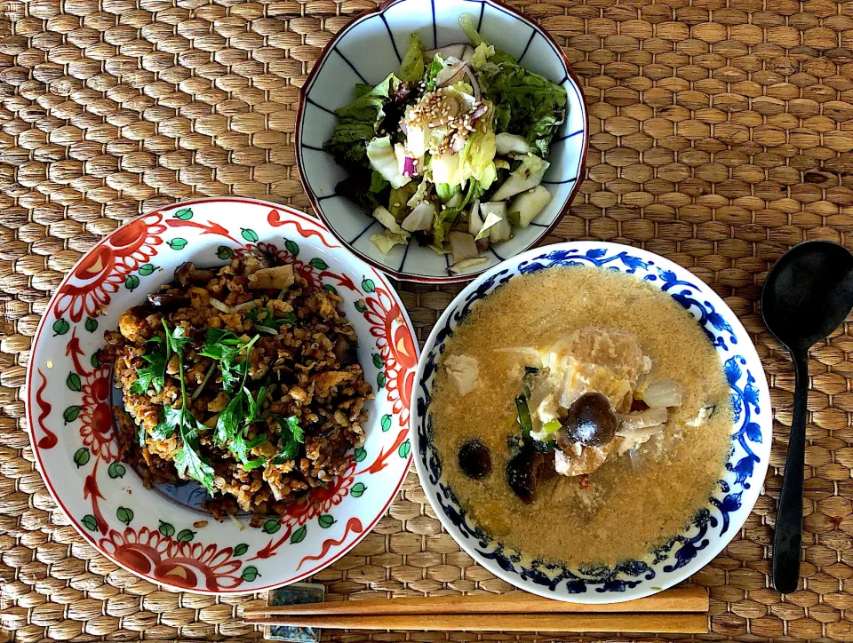 Snapdishの料理写真:辛豆乳スープとチャーハンの昼ごはん😋|けんちんさん