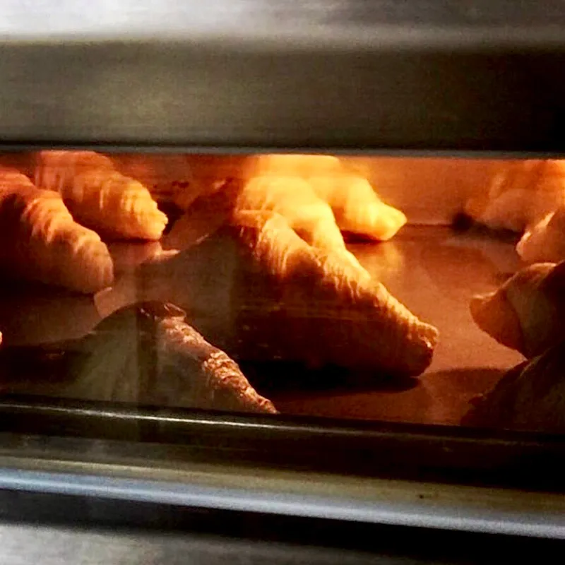 雨だからパンを焼く🥐・・|ばくあんしゃさん