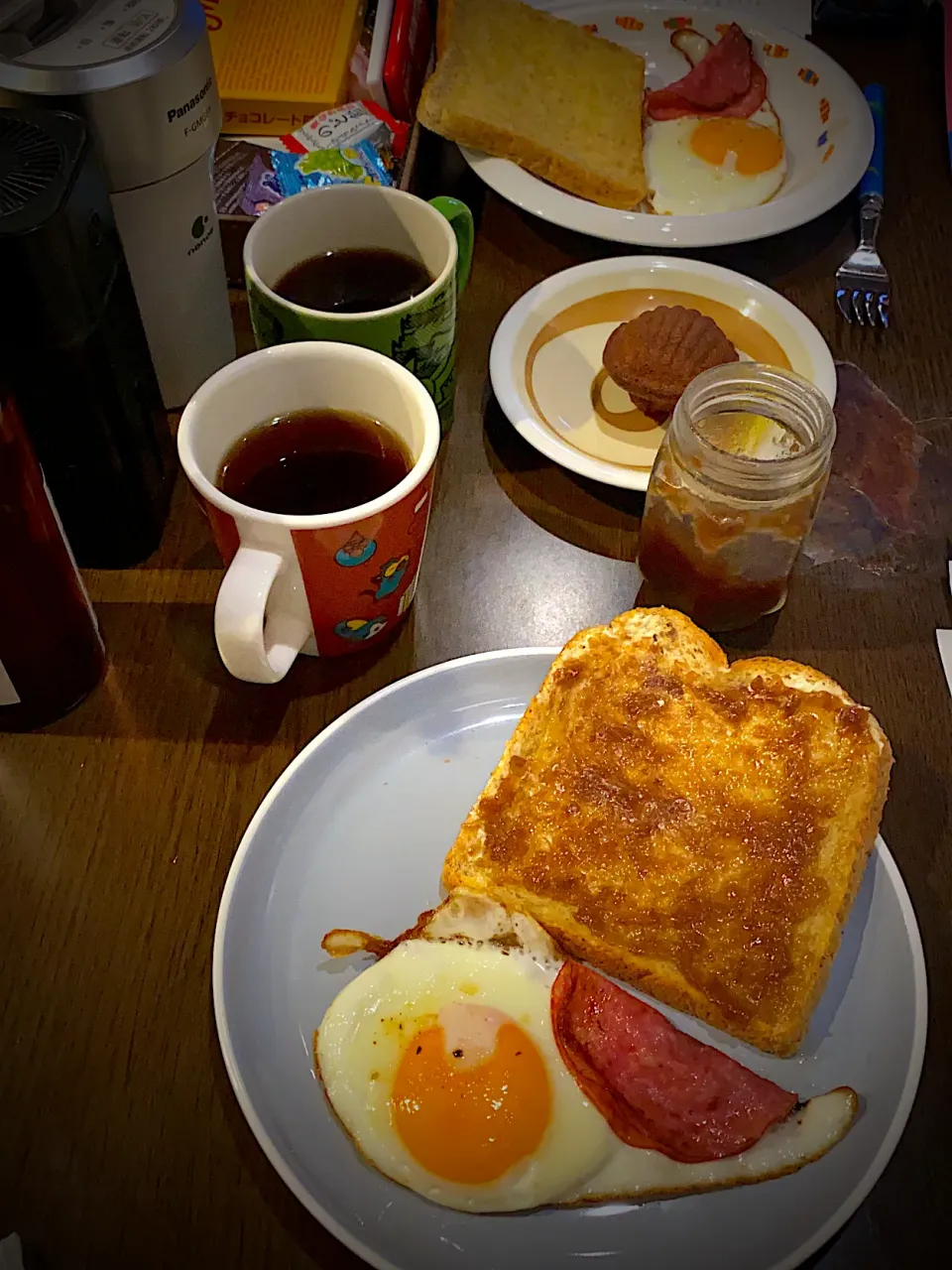 ハムエッグ🍳　全粒粉パンのトースト🍞　ルバーブジャム　マドレーヌ　コーヒー☕️|ch＊K*∀o(^^*)♪さん