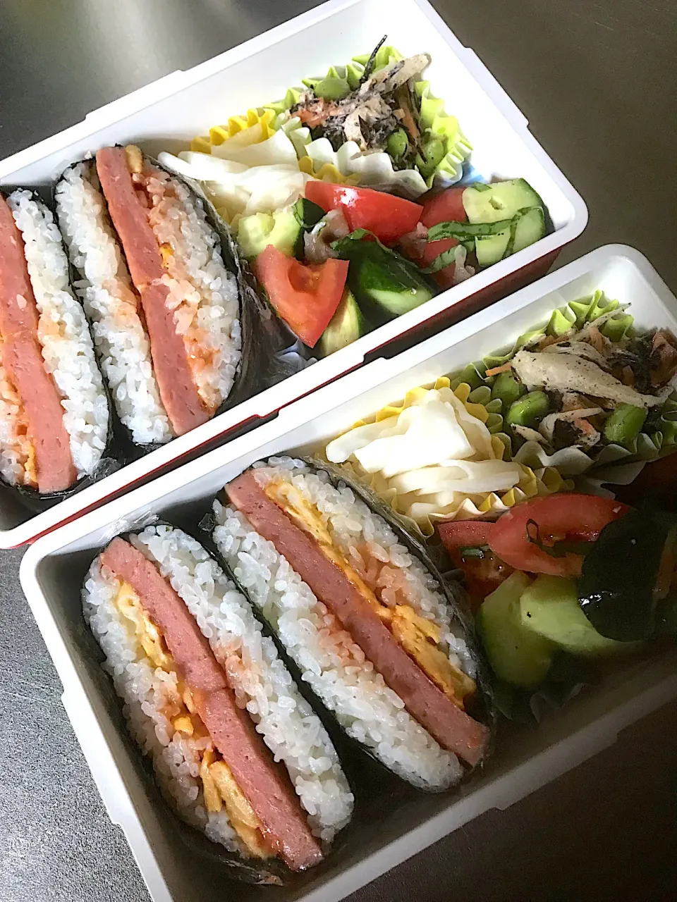 Snapdishの料理写真:おにぎらずと野菜弁当(笑)|ちーさん