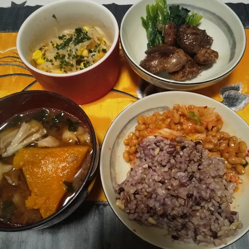 今日のお昼ごはん
※キムチ納豆雑穀ご飯
※鶏レバー醤油炒めほうれん草
※南瓜とキノコとワカメのお味噌汁 
※もやしととうもろこしのペペロンチーノナムル|れあMIXさん