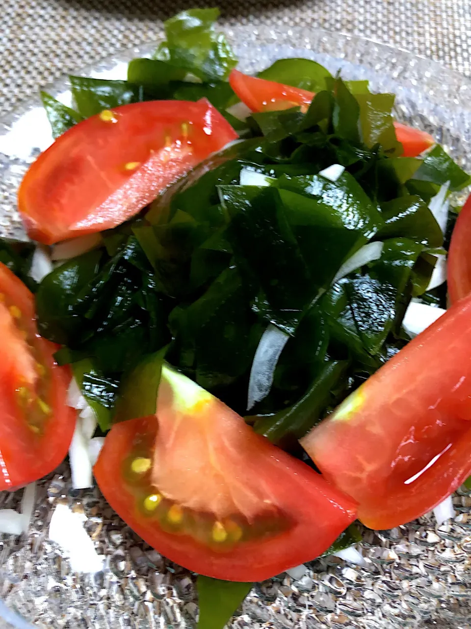 ワカメと朝取れトマト🍅サラダ🥗|ヒロミ🏝🏝🏝🌺🏄🌊🐬🏄‍♀️🏄‍♂️🍹🐠👙🌺さん