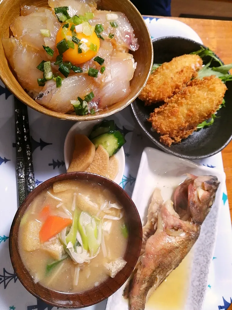 Snapdishの料理写真:お魚尽くし
・ヒラメの漬け丼
・鯛の塩焼き
・メバルのフライ|あぁちゃんさん