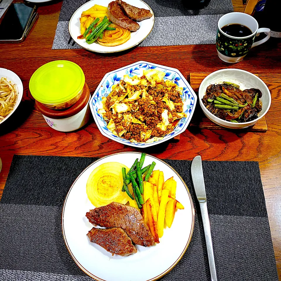 ステーキ、フライドポテト、玉ねぎステーキ、インゲンバター炒め、昨夜の残り物肉味噌キャベツ、常備菜、漬物|yakinasuさん