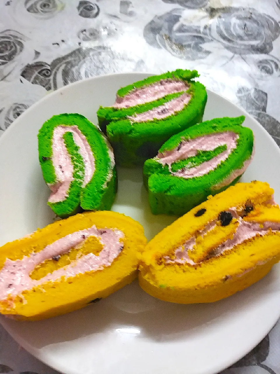 Snapdishの料理写真:swissroll cake|lailatul73さん