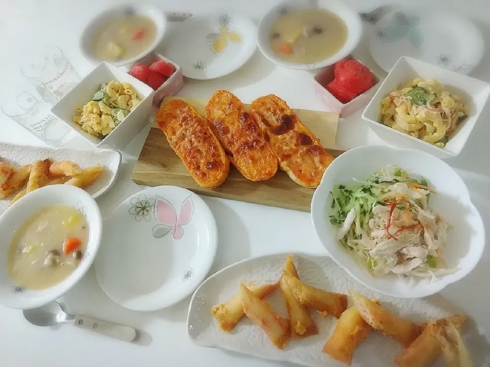 夕食(*^^*)
クリームシチュー
フランスパンピザ🥖
春巻きスティック２種(ツナチーズ、カニカマチーズ)
マカロニサラダ
棒々鶏サラダ🥗
スイカ🍉|プリン☆さん