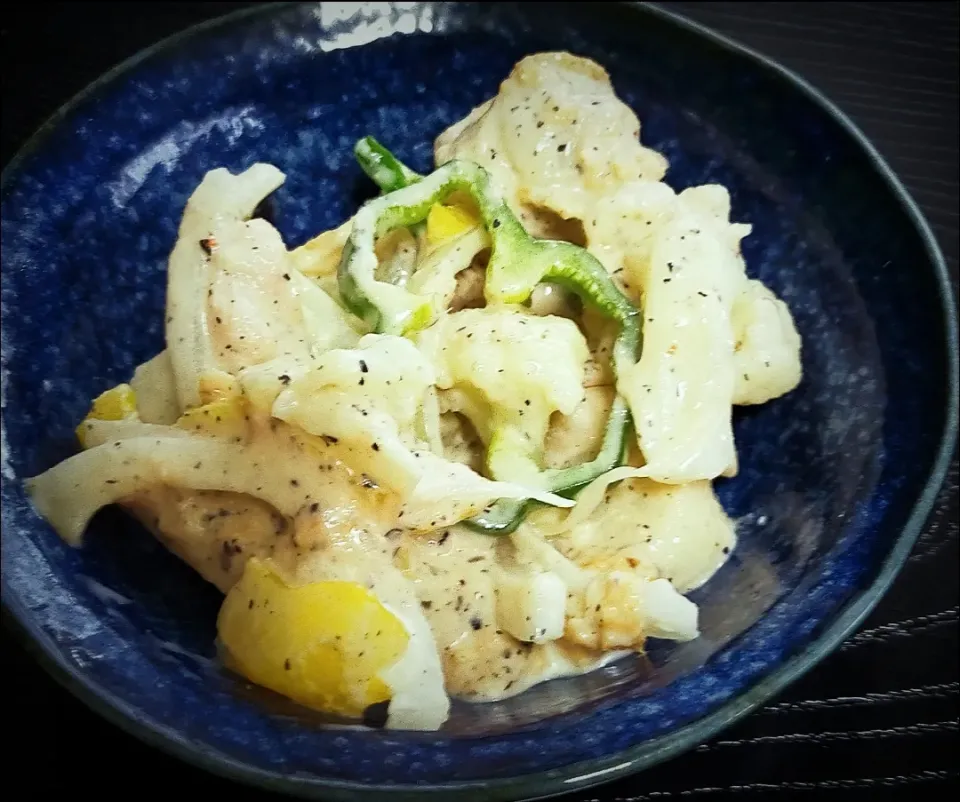 青森県産ベビーホタテと玉ねぎと黄色パプリカピーマンのゴマ味噌マヨネーズ和え。作りました。カリフラワー入り|justice🍎IWATE🍎さん