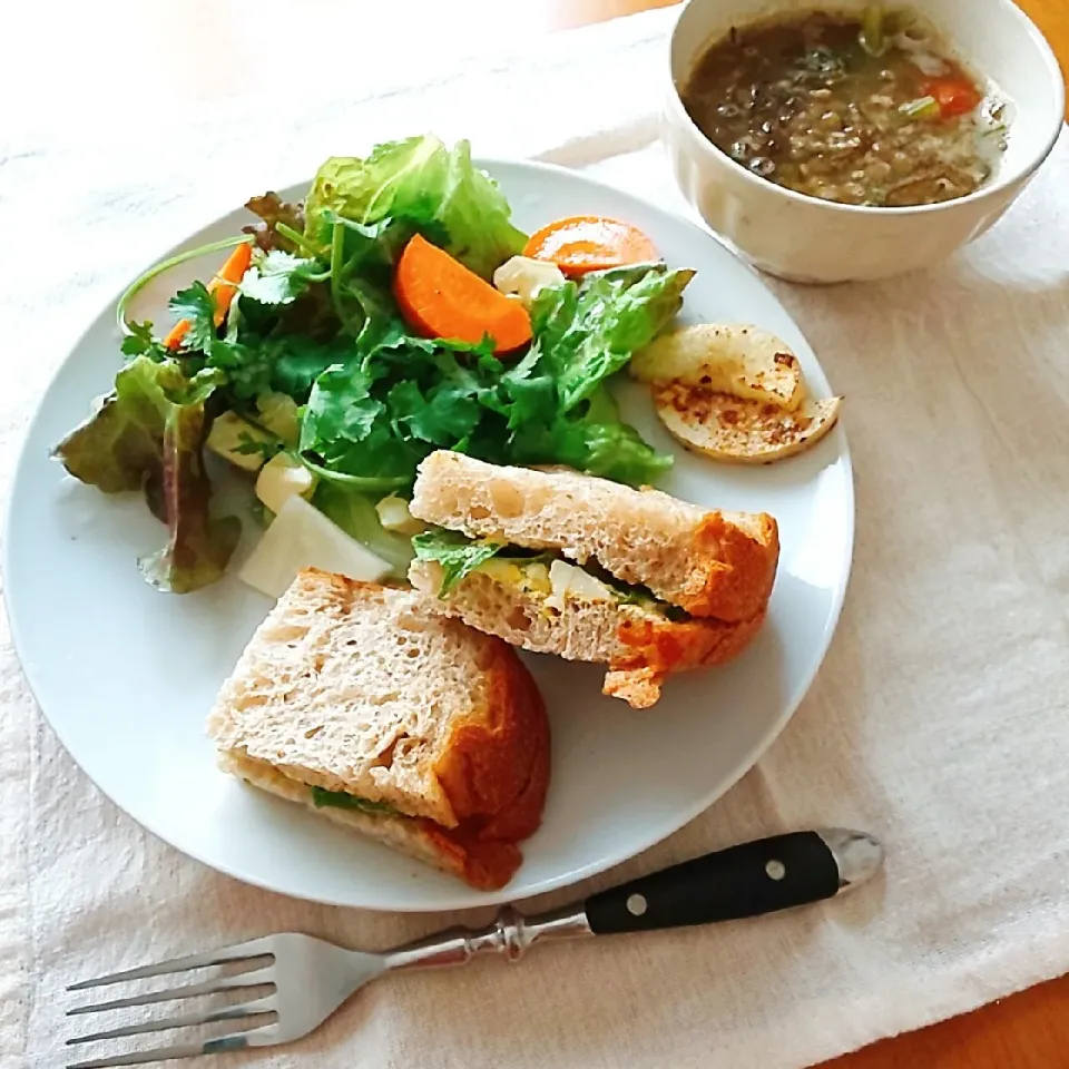 たまごサンドで朝ごはん|えるえるさん