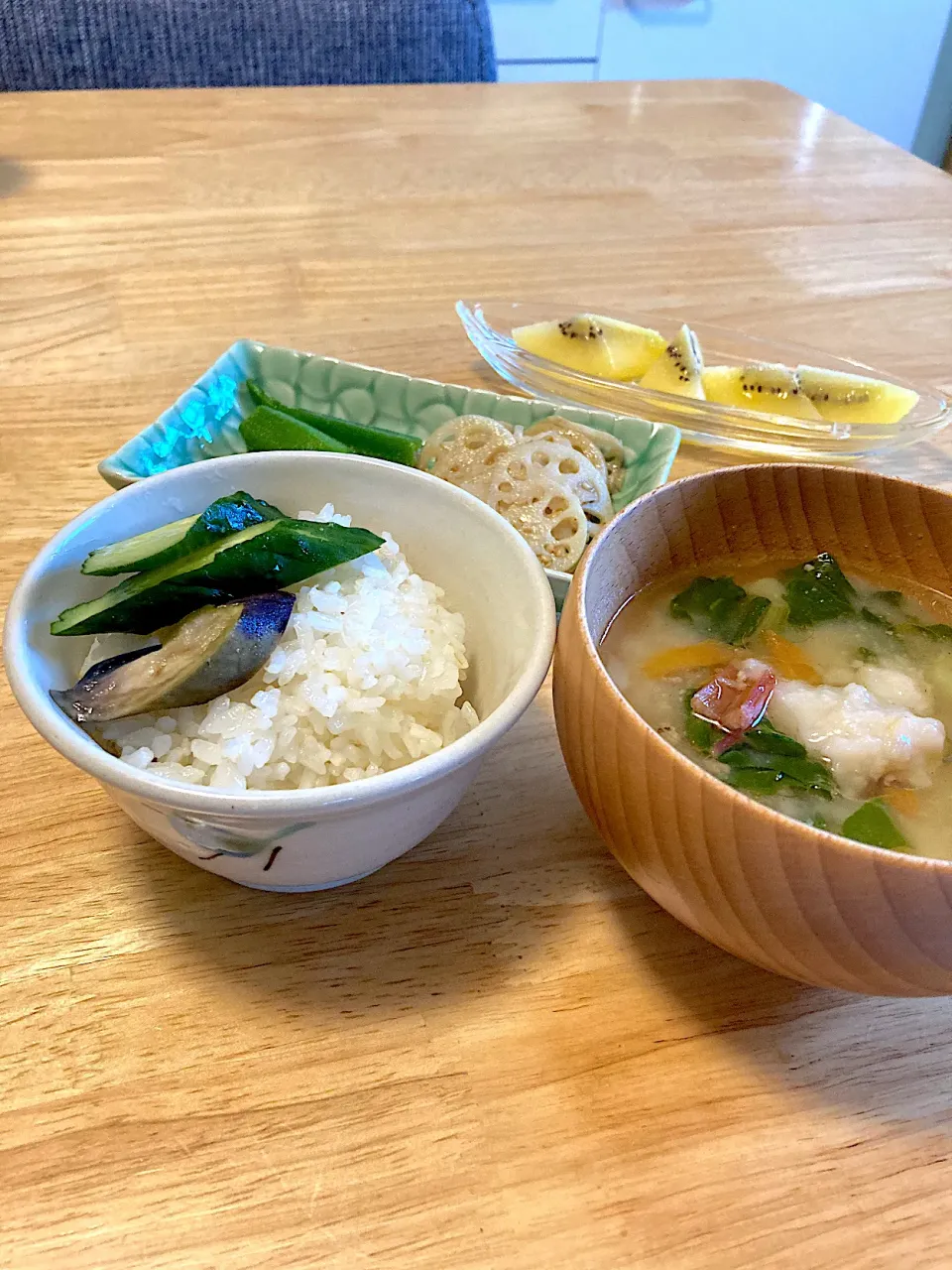 Snapdishの料理写真:おくらのおひたし、蓮根きんぴら、スイスチャードとジャガイモ🥔鶏ひき肉のお味噌汁、お漬物とご飯、ゴールデンキウイ❣️|さくたえさん