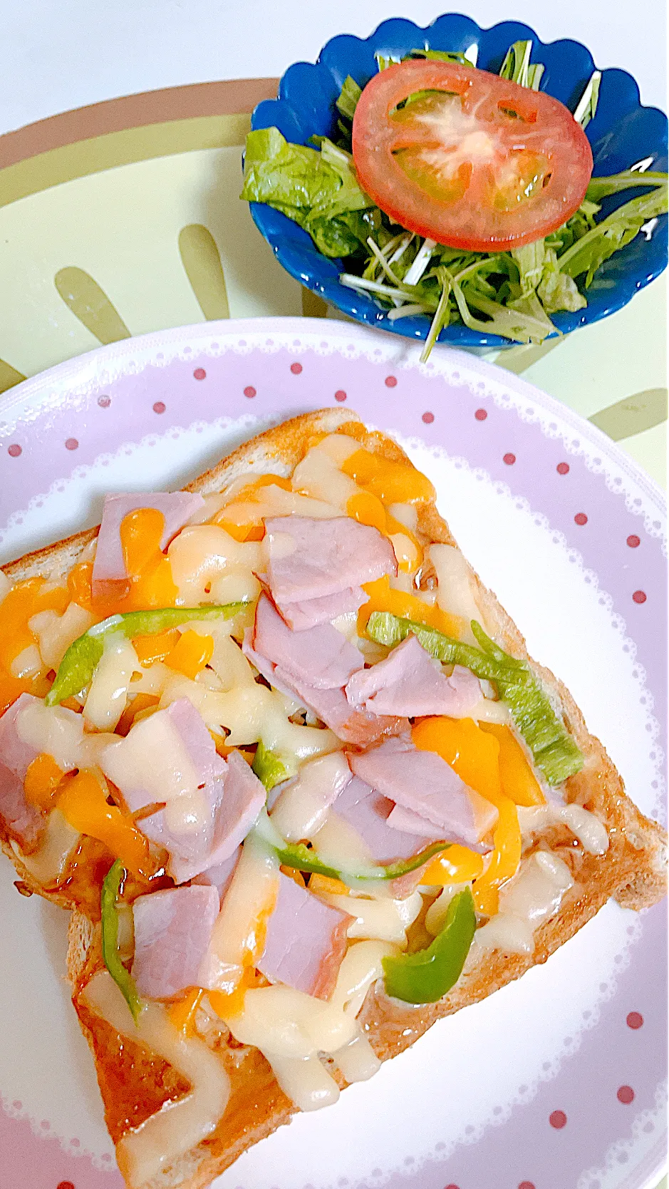 忙しい朝の簡単ピザパン・トマトサラダ🥪|🌼はなちゃん🌼さん