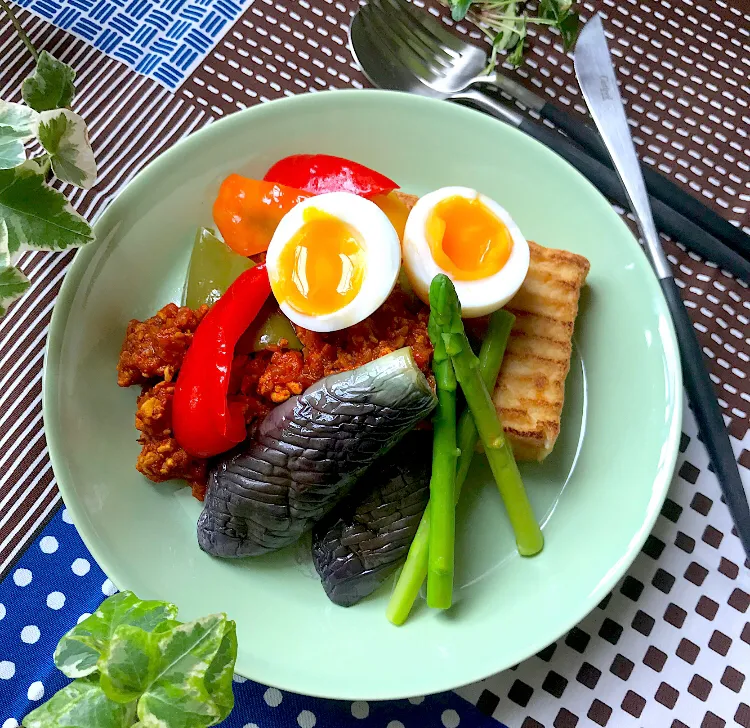 Snapdishの料理写真:🍛ごはんじゃお腹に重い💦そんな時の厚揚げステーキのチキン大豆キーマカレー　夏野菜添え🍅🍆🫑|Hollyさん