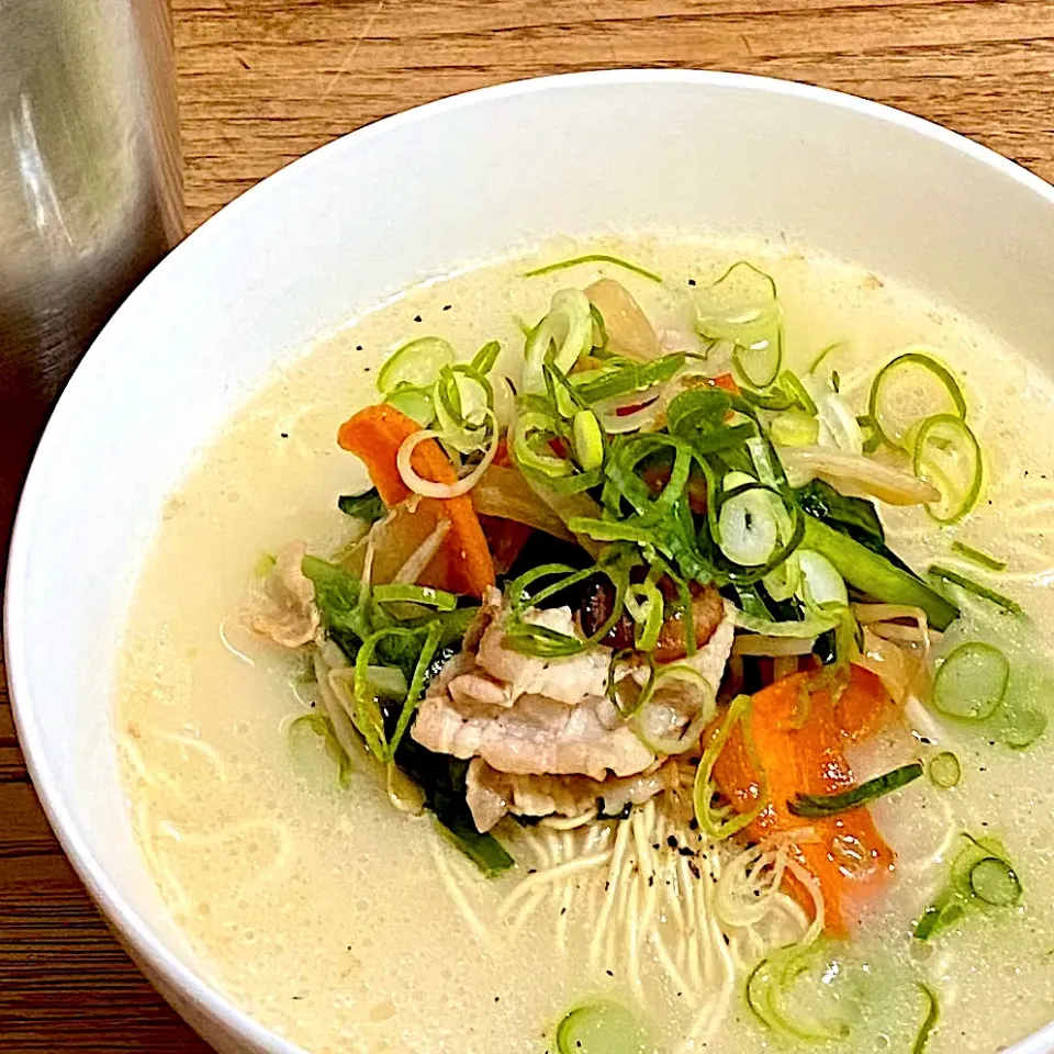 Snapdishの料理写真:豚骨ラーメン&おにぎりde昼ごはん|ばくあんしゃさん