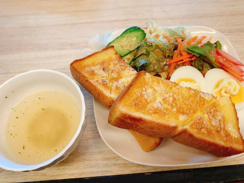 本日のまかない〜モーニングのパンと余ってる野菜でサラダ、ゆで卵添え、残りのスープ付き|Satokoさん