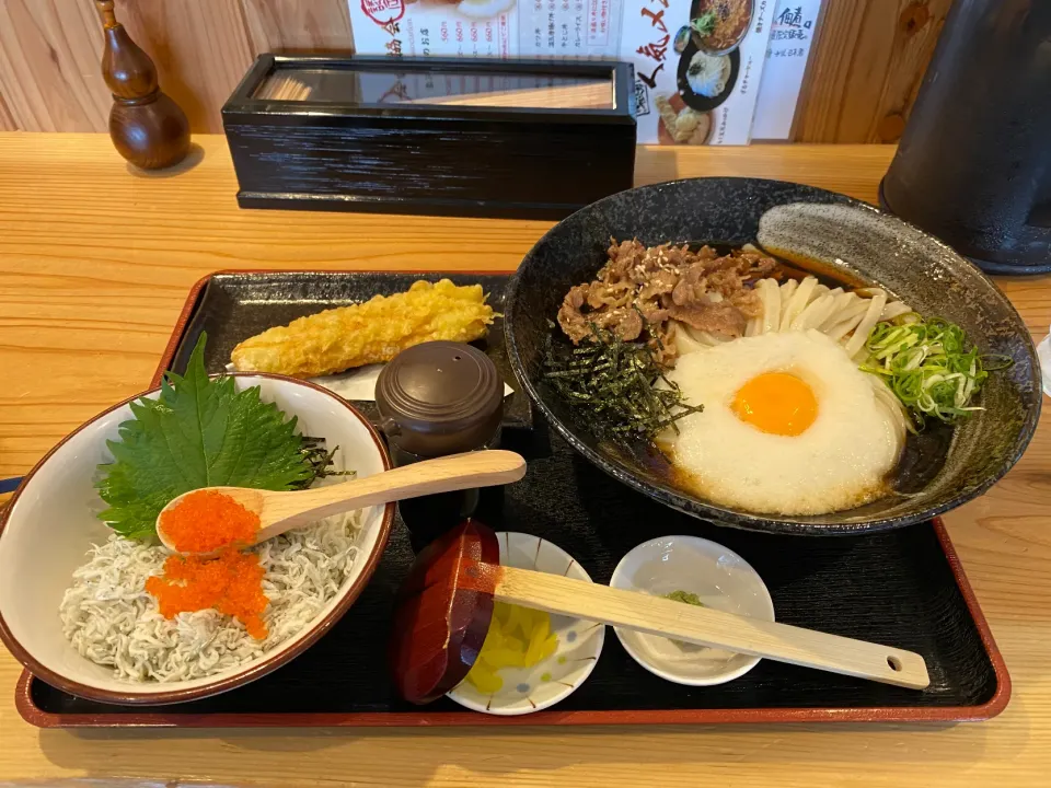 和牛とろろぶっかけうどんとしらす丼のセット、鯛ちくわ付き|buhizouさん