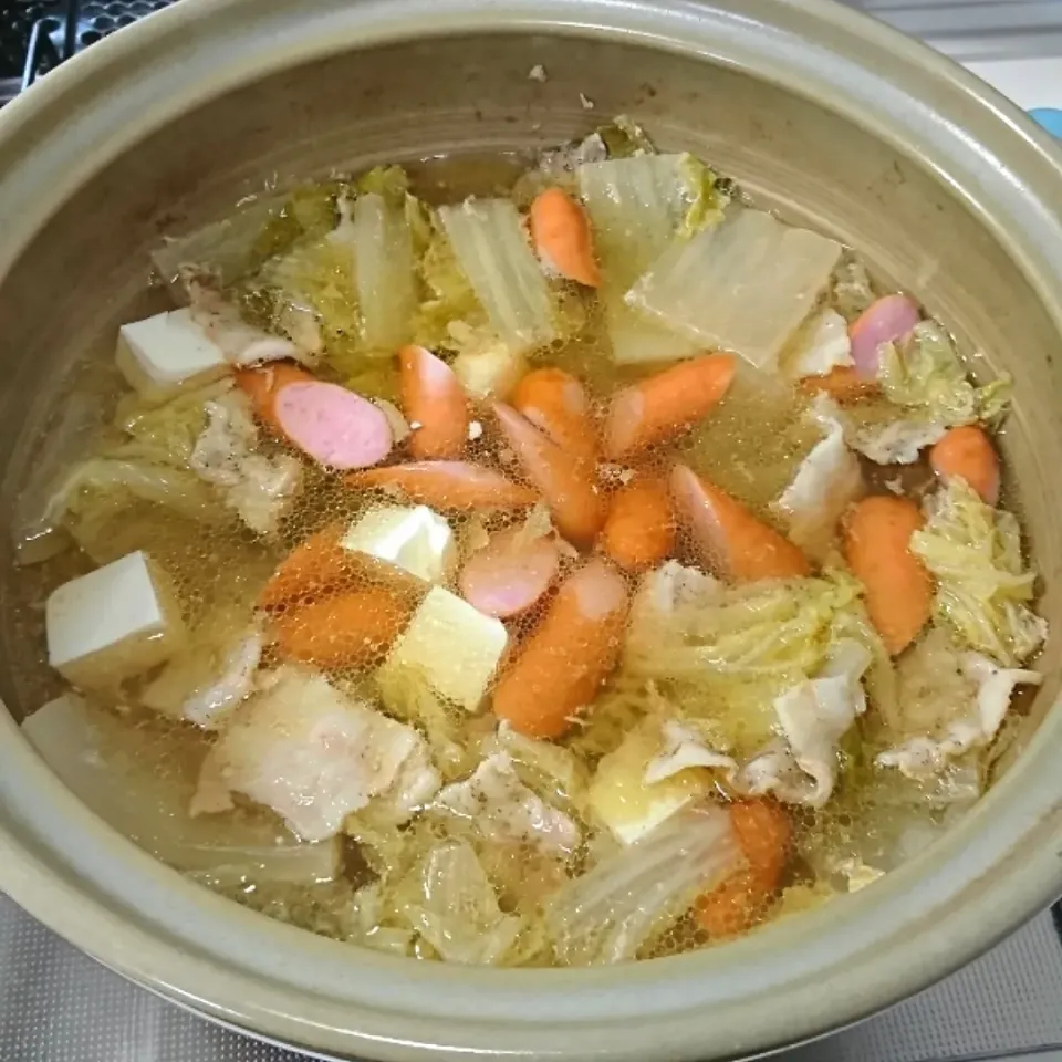 残りの豚バラ白菜鍋に豆腐とウインナー追加🍲|しまだ ちえこさん